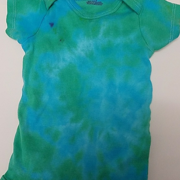 Gerber tie dye onesie 3 to 6 months - Picture 2 of 4